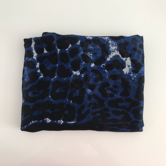 NWOT Blue Grey Animal Print Shawl Spring Scarf Head Wrap - Picture 13 of 15